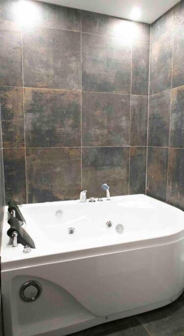 דירות אורליאן Loft De Courcaille - Balneo - Free Parking - Wifi מראה חיצוני תמונה